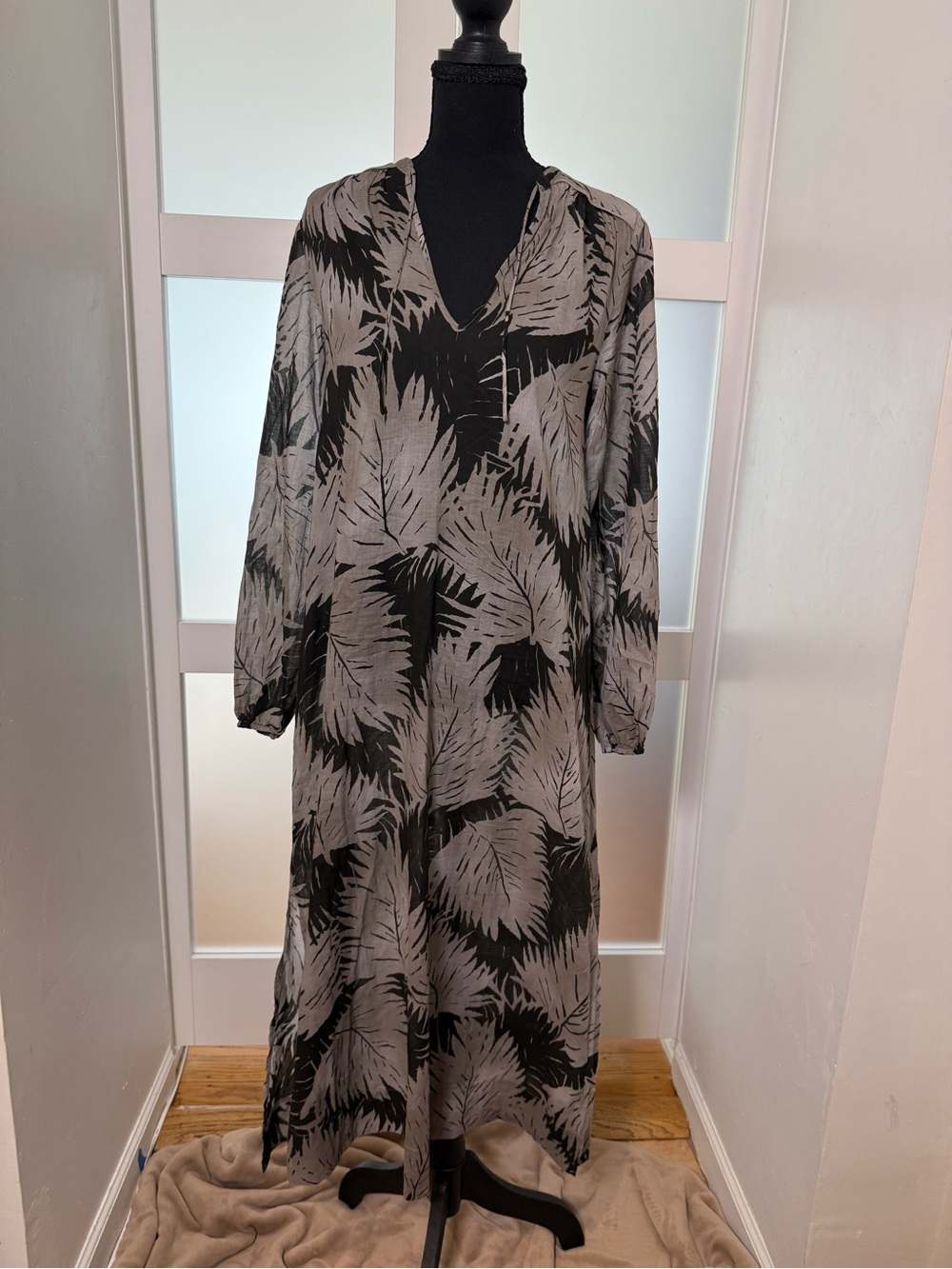 James Perse Black & Gray Leaf-Print V-Neck Maxi Dress, 100% Cotton, size 1/Small - Picture 1 of 10